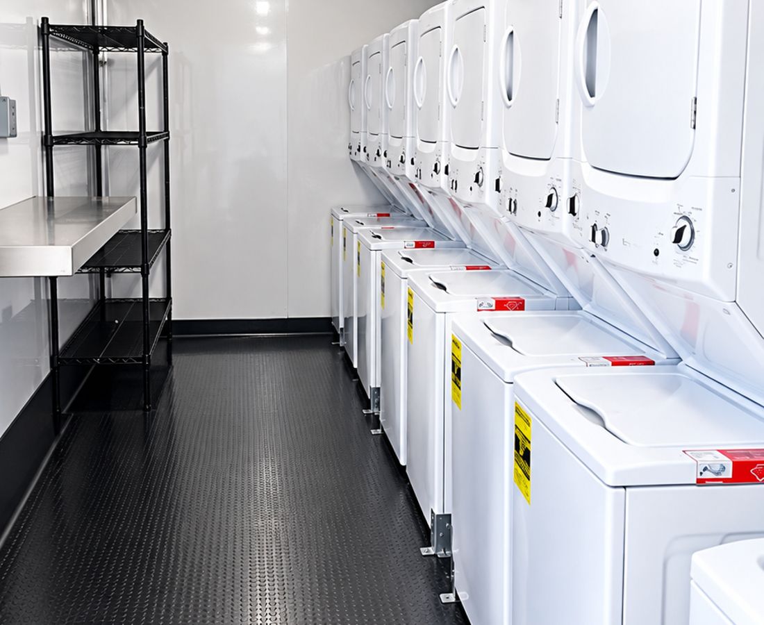26–27 ft Laundry Trailer (8 Washer/Dryer)